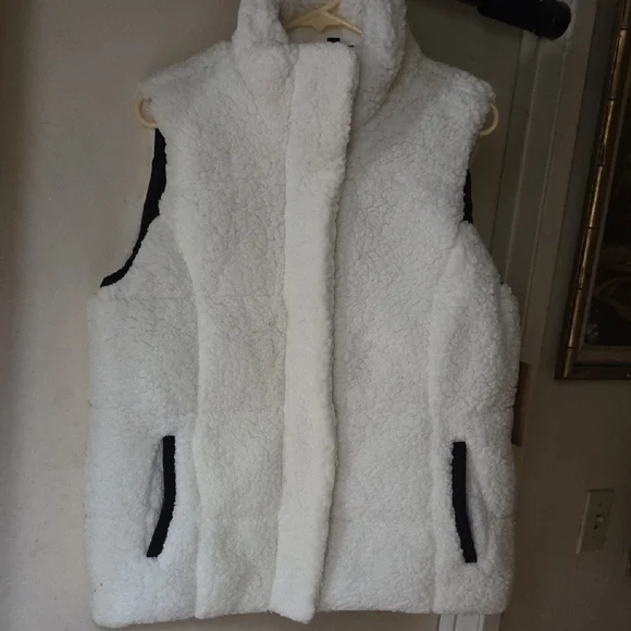 Weatherproof White and Black Sherpa Vest - Picture 13 of 13